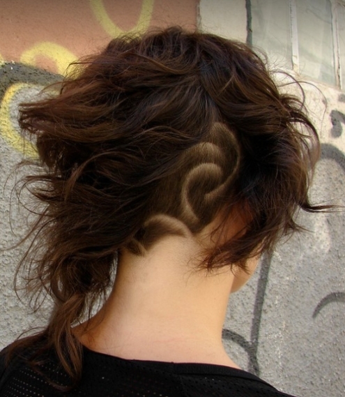 asymetryczny, wygolony tył fryzury krótkiej, uczesanie damskie zdjęcie numer 130A